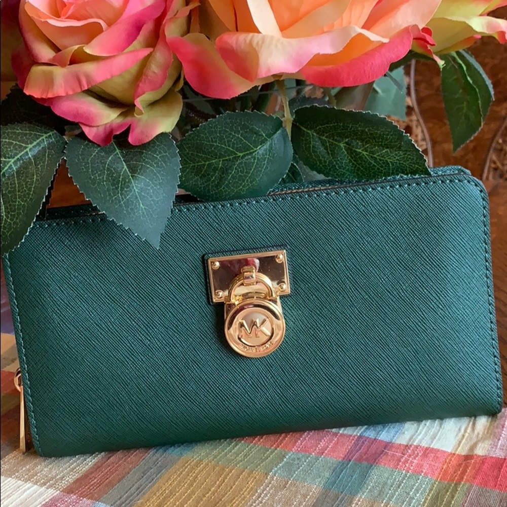 Michael Kors large zipper wallet w/ signature lock